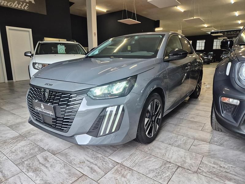 Usata Peugeot 208 Allure 101 CV (74 kW) 2024 Grigio Utilitaria