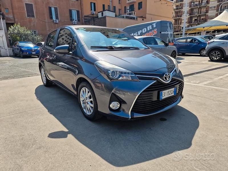 Usata Toyota Yaris Lounge 69 CV (50 kW) 2014 Grigio Utilitaria