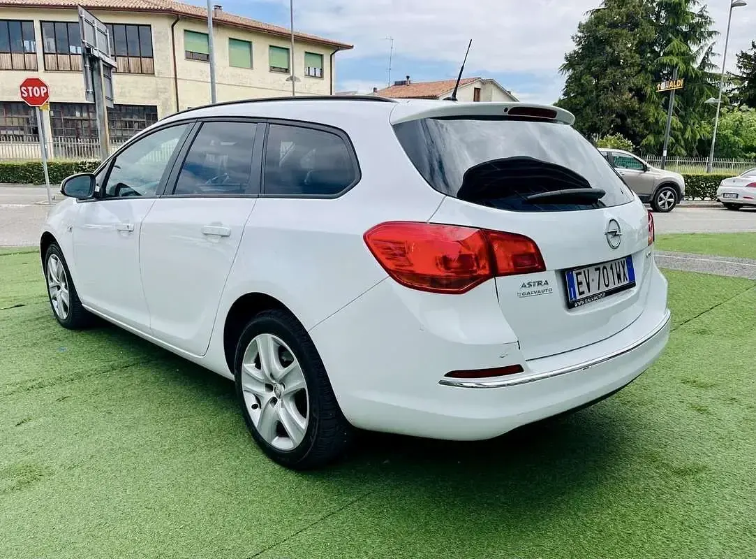 Usata Opel Astra 110 CV (80 kW) 2014 Bianco Station wagon