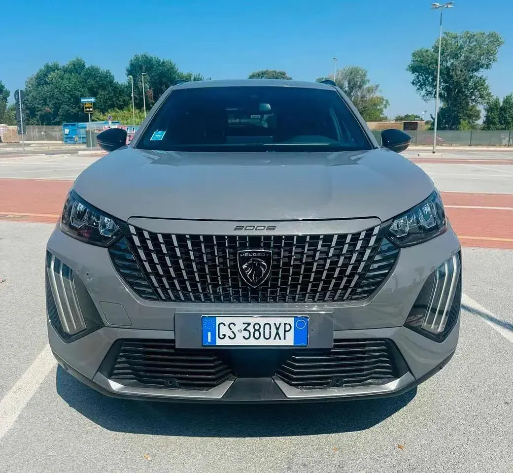 Usata Peugeot 2008 Allure 131 CV (96 kW) 2024 Grigio SUV