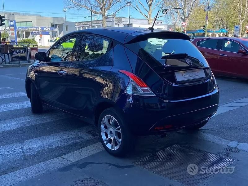 Usata Lancia Ypsilon 69 CV (50 kW) 2016 Blu/azzurro Utilitaria