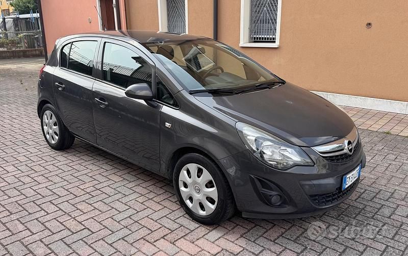 Grigio Usata 2015 Opel Corsa Edition Tre volumi | 4999 € (Buon prezzo) - Immagine 1/4