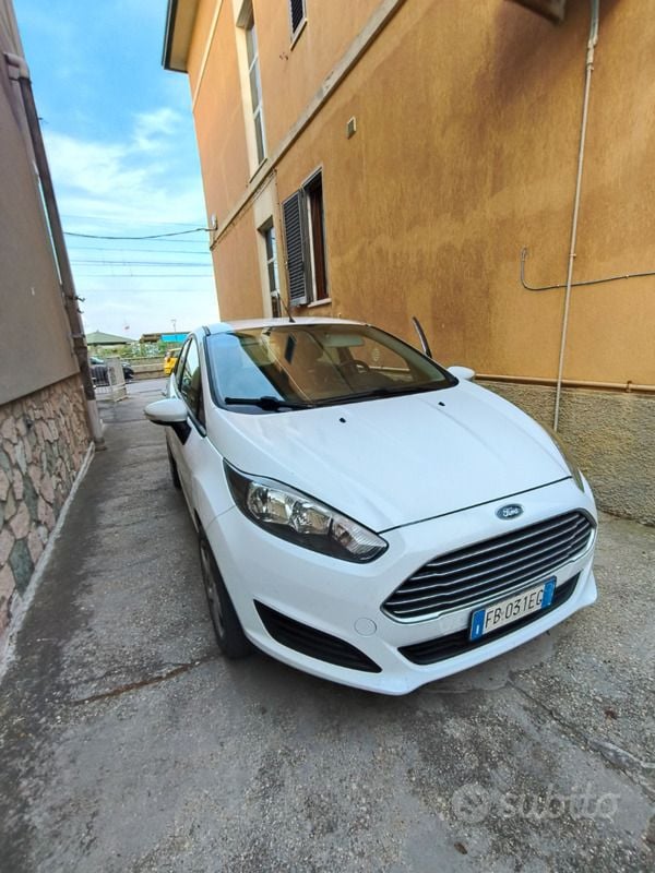Usata Ford Fiesta 90 CV (66 kW) 2015 Bianco Utilitaria