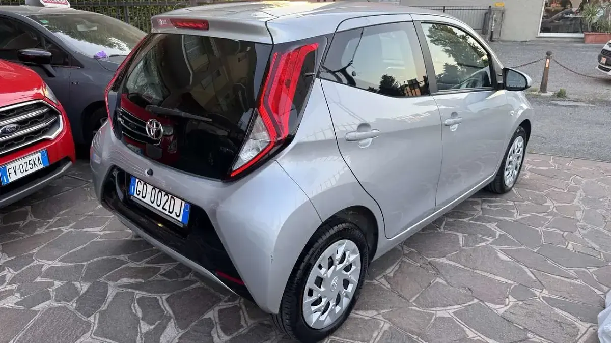 Usata Toyota Aygo Connect Style 72 CV (52 kW) 2021 Argento Utilitaria