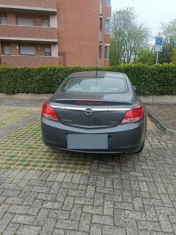 Usata Opel Insignia 136 CV (100 kW) 2011 Marrone Berlina
