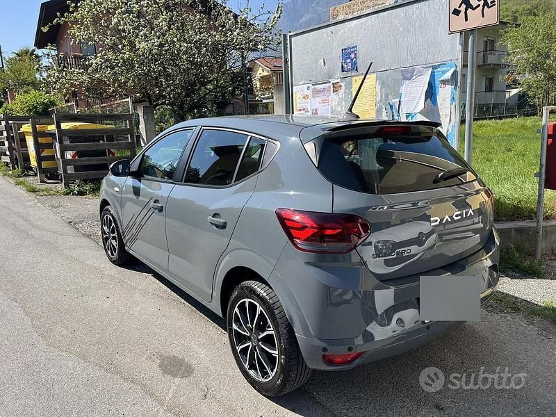 Usata Dacia Sandero 101 CV (74 kW) 2023 Grigio Berlina