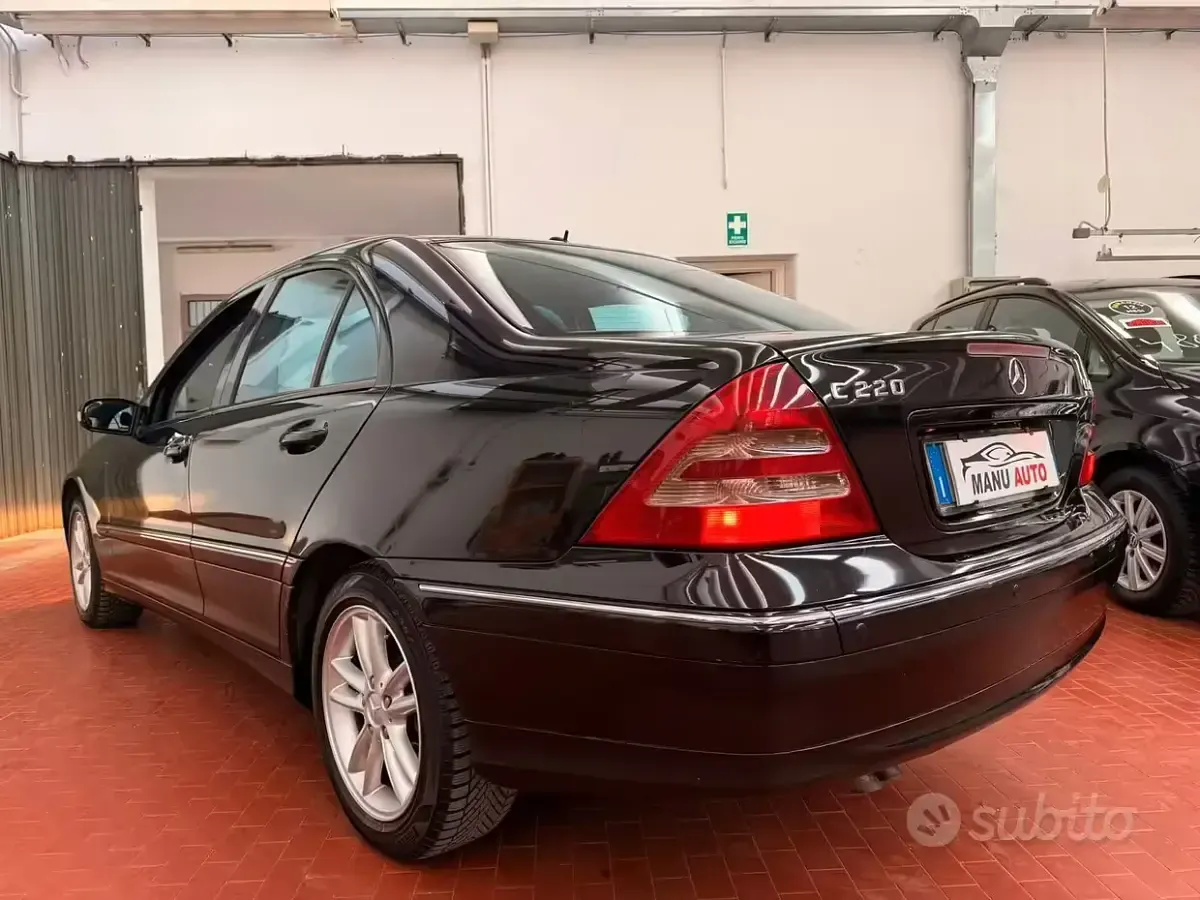Begagnad Mercedes C220 Avantgarde 150 HK (110 kW) 2004 Svart Sedan