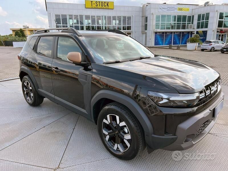 Nero Nuova 2025 Dacia Duster Extreme SUV | 22.800 € (Buon prezzo) - Immagine 1/4