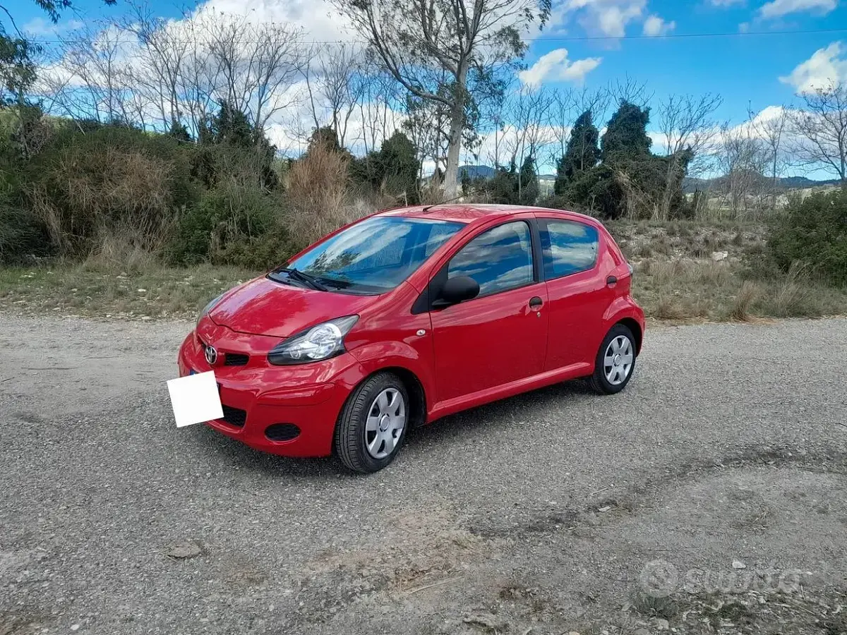 Usata Toyota Aygo 68 CV (50 kW) 2012 Rosso Utilitaria