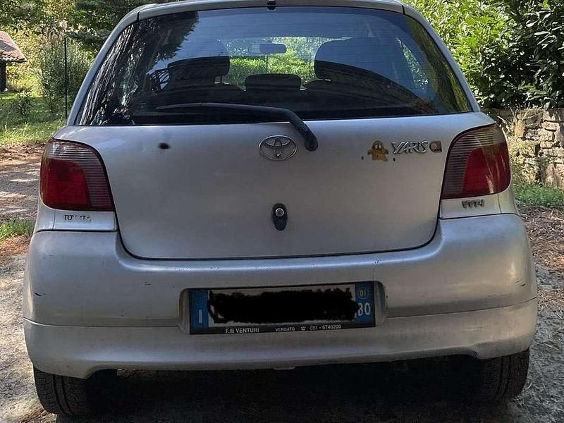 Grigio Usata 2001 Toyota Yaris Sol Tre volumi | 1200 € (Buon prezzo) - Immagine 1/4