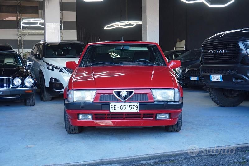 Usata Alfa Romeo 75 148 CV (108 kW) 1991 Rosso Berlina
