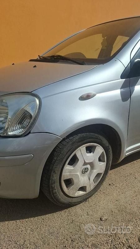 Usata Toyota Yaris 75 CV (55 kW) 2005 Grigio Berlina