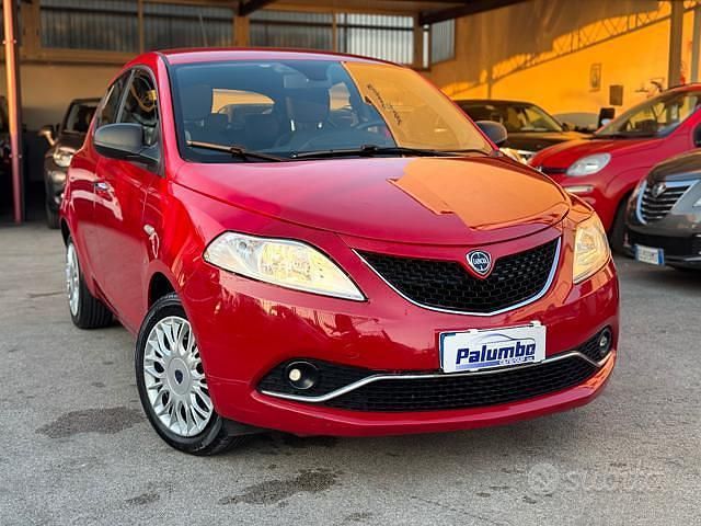 Usata Lancia Ypsilon Gold 69 CV (50 kW) 2016 Rosso Utilitaria