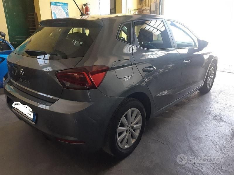 Usata Seat Ibiza CONNECT 75 CV (55 kW) 2018 Grigio Utilitaria