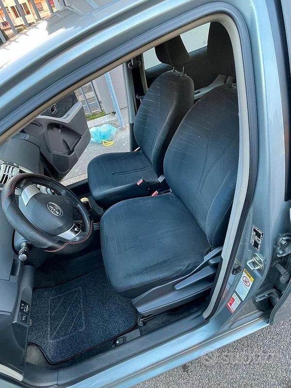 Usata Toyota Yaris 69 CV (50 kW) 2008 Grigio Utilitaria