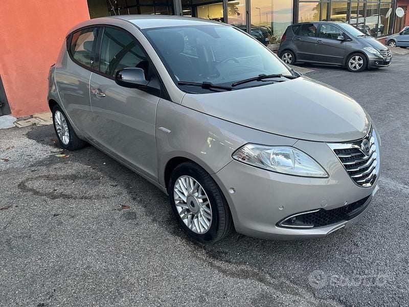 Begagnad Lancia Ypsilon Gold 69 HK (50 kW) 2014 Brun Halvkombi