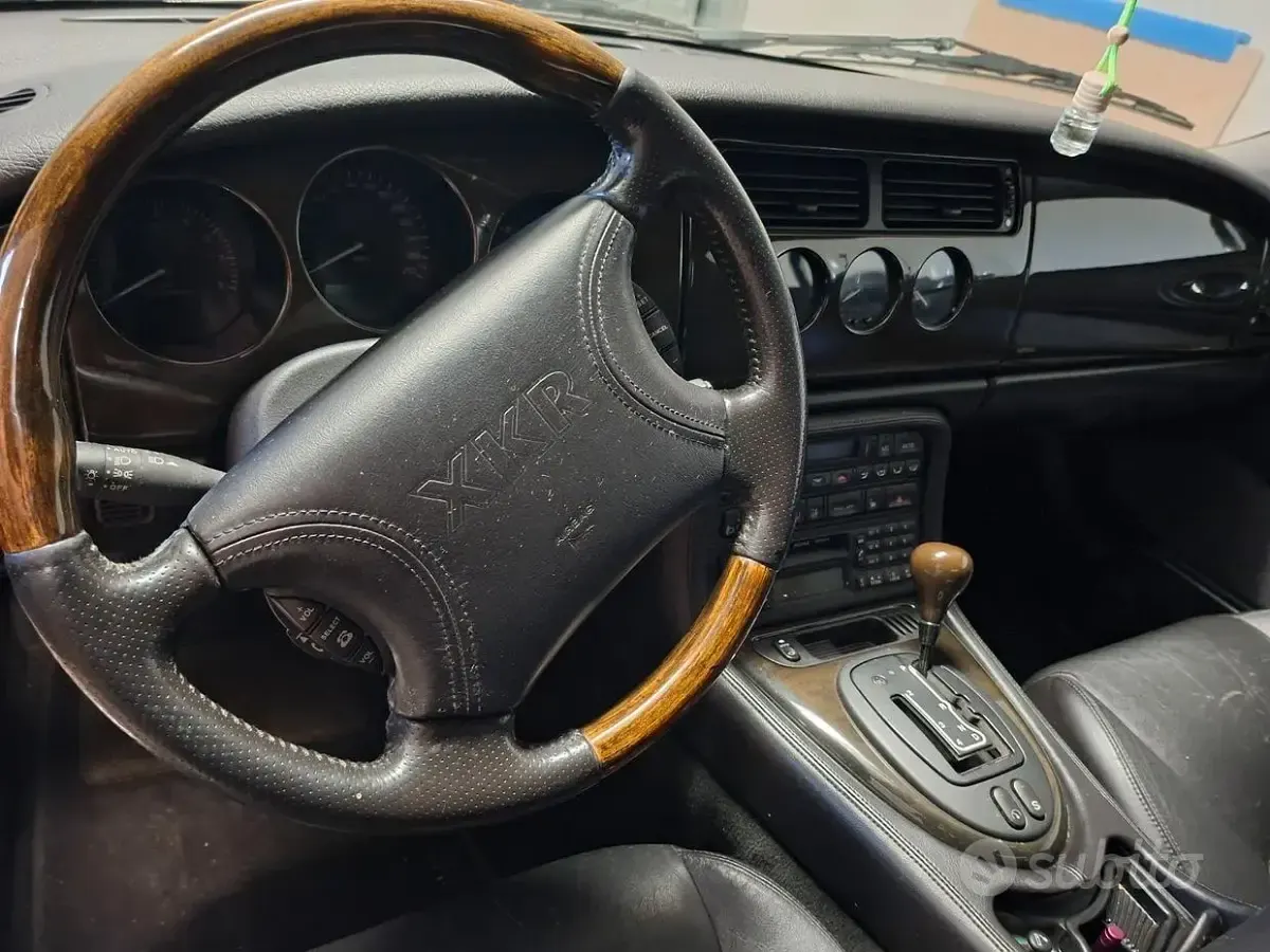Usata Jaguar XKR 363 CV (266 kW) 1998 Nero Cabrio