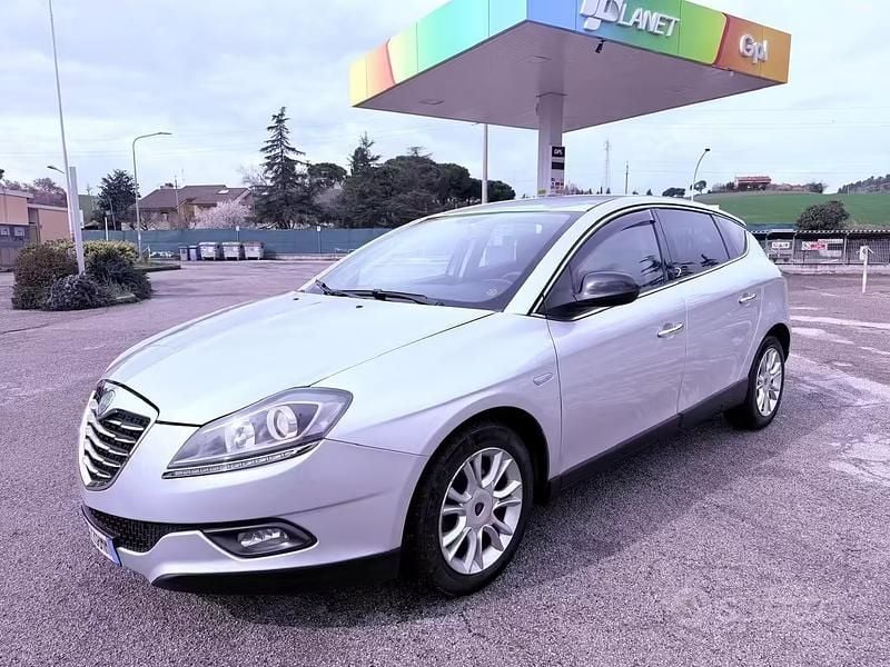 Usado Lancia Delta 120 CV (88 kW) 2011 Gris Utilitario