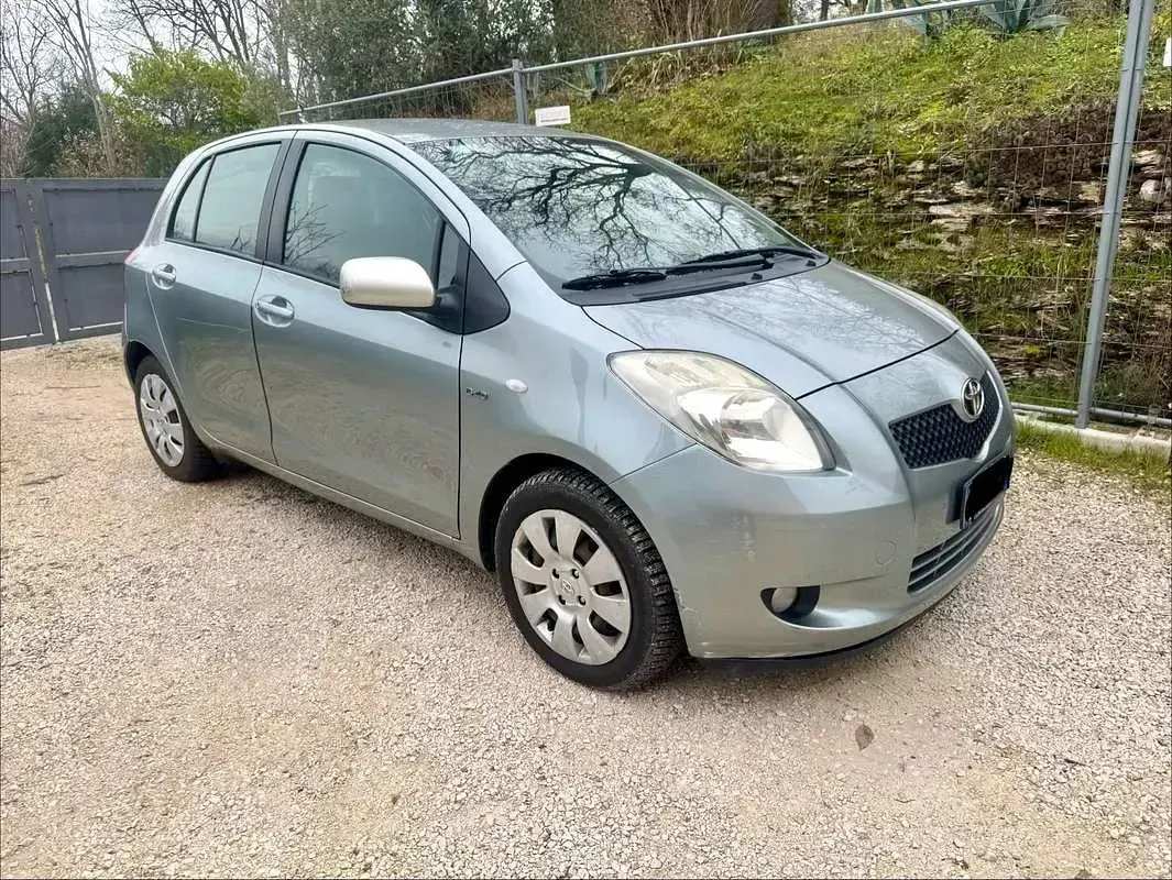 Usata Toyota Yaris Sol 90 CV (66 kW) 2007 Grigio Utilitaria