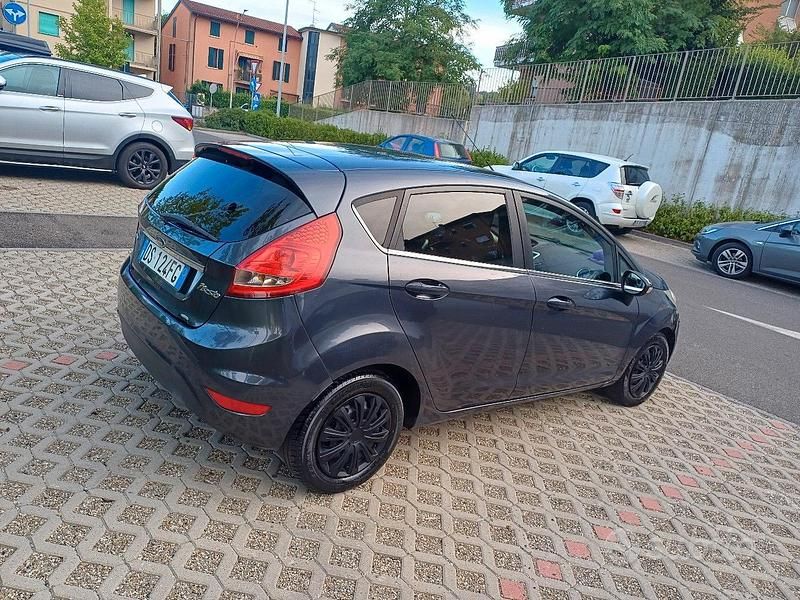 Usata Ford Fiesta Style 68 CV (50 kW) 2008 Grigio Utilitaria