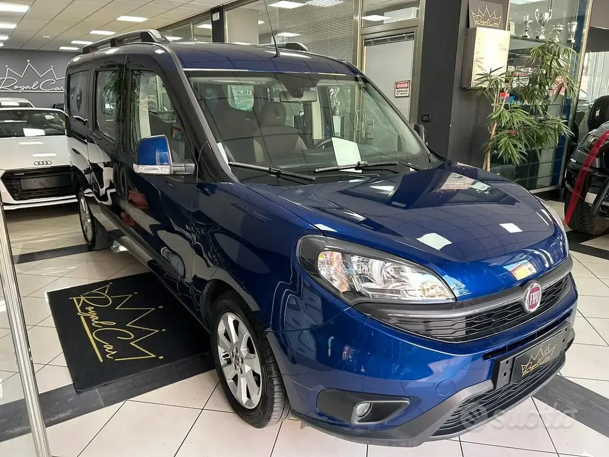 Usata Fiat Doblò Lounge 105 CV (77 kW) 2023 Blu Monovolume