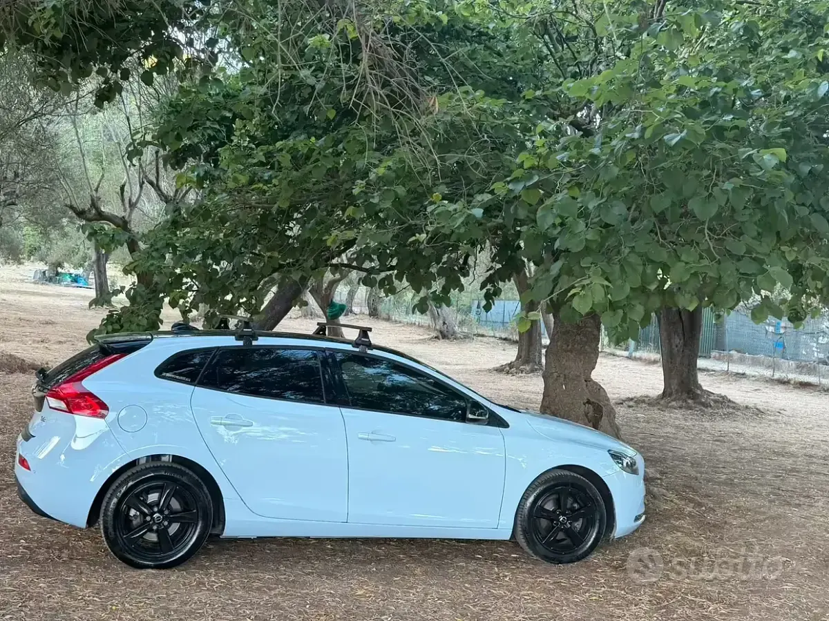 Usata Volvo V40 120 CV (88 kW) 2017 Bluazzurro Berlina