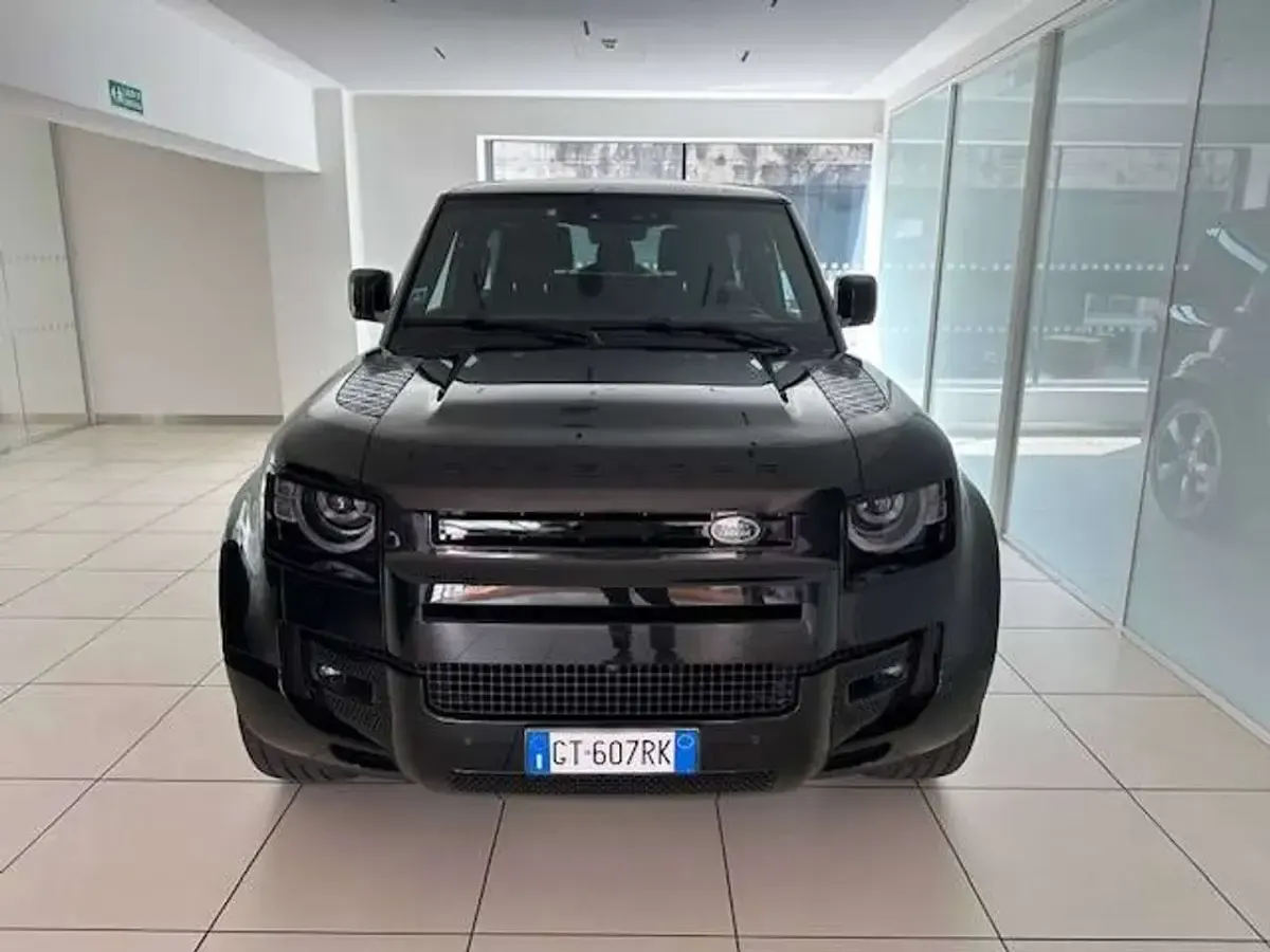 Usata Land Rover Defender 525 CV (386 kW) 2024 Santorni black SUV