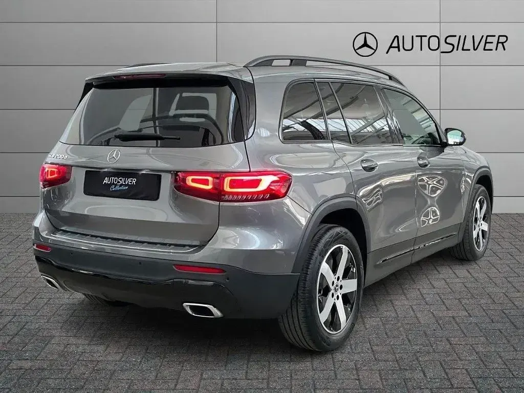Usata Mercedes GLB200 150 CV (110 kW) 2023 Grigio montagna / metallizzato SUV