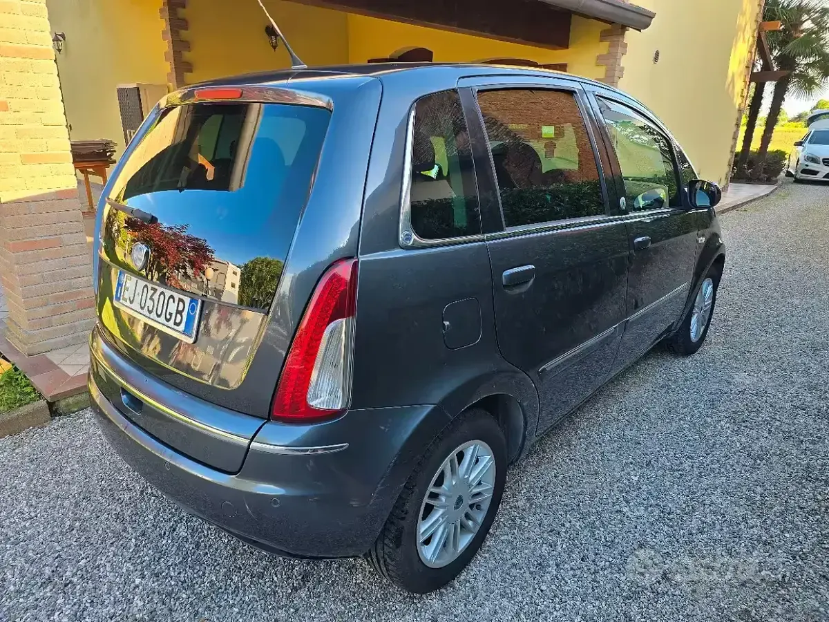 Usata Lancia Musa 77 CV (56 kW) 2011 Grigio Monovolume