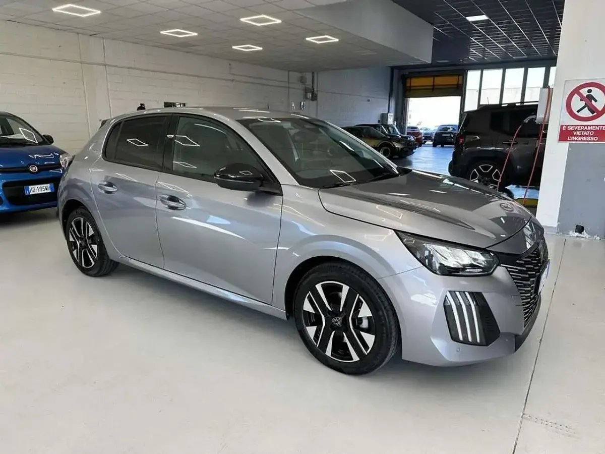 Usata Peugeot 208 Allure 101 CV (74 kW) 2025 Grigio artense Utilitaria