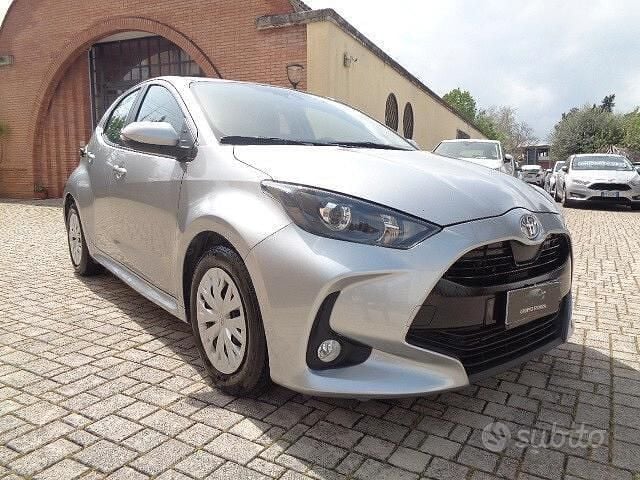 Usata Toyota Yaris Active 72 CV (52 kW) 2023 Grigio Utilitaria