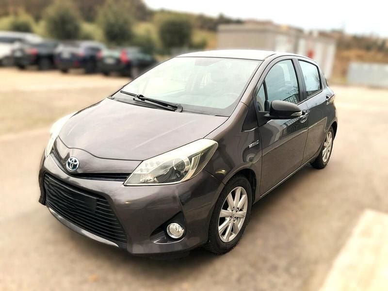 Usata Toyota Yaris Hybrid Lounge 75 CV (55 kW) 2014 Grigio Berlina