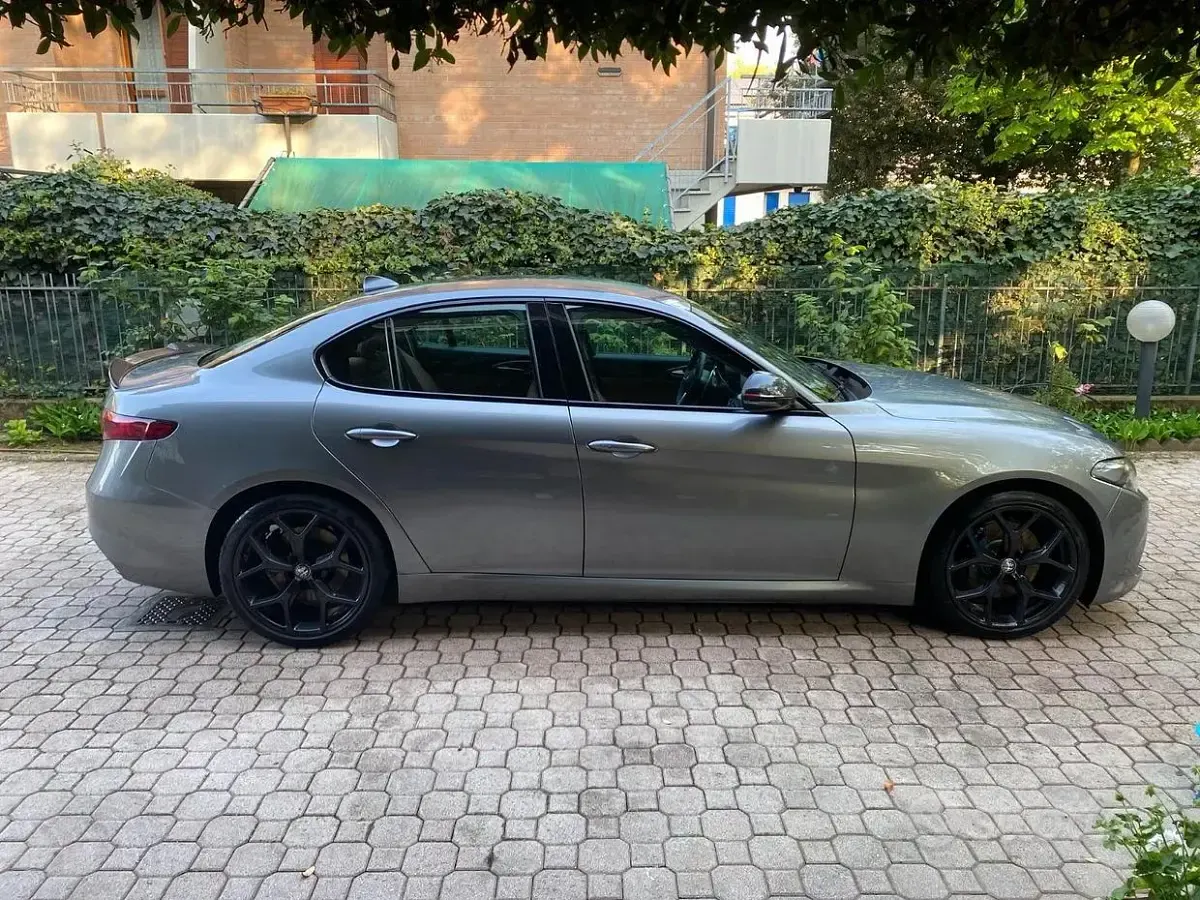 Usata Alfa Romeo Giulia Tech Edition 190 CV (139 kW) 2019 Grigio Berlina