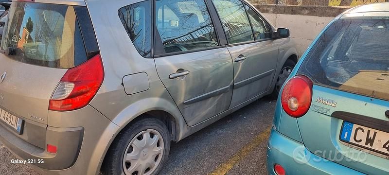 Usata Renault Scénic II 105 CV (77 kW) 2006 Monovolume