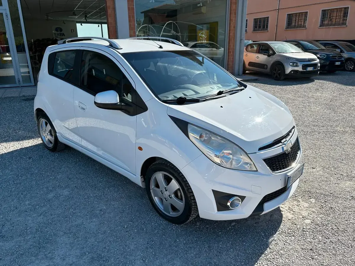 Begagnad Chevrolet Spark 81 HK (59 kW) 2010 Vit Halvkombi