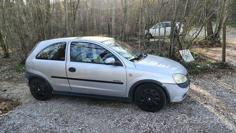 Usata Opel Corsa 55 CV (40 kW) 2001 Grigio Utilitaria