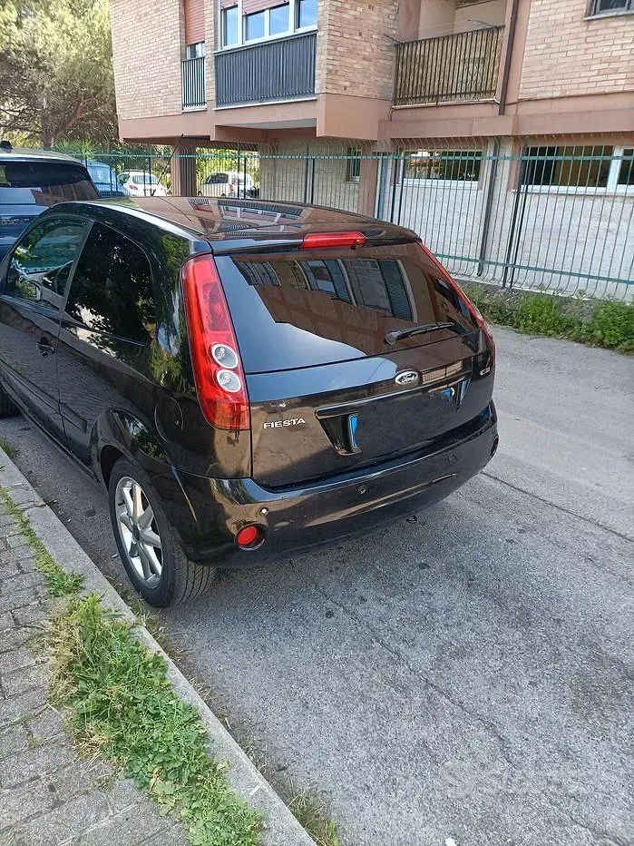 Usata Ford Fiesta 68 CV (50 kW) 2007 Nero Utilitaria