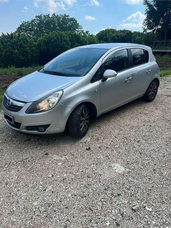 Usata 2010 Opel Corsa Enjoy Tre volumi | 2500 € - Immagine 1/4