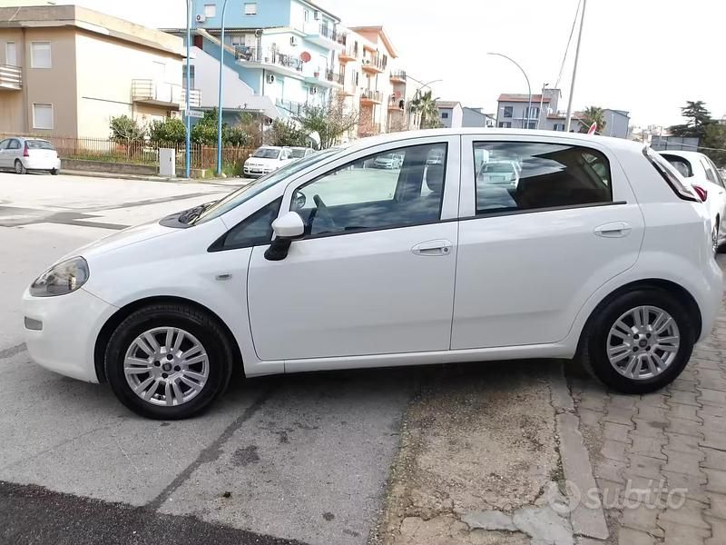 Usata Fiat Punto Lounge 74 CV (54 kW) 2015 Blu Utilitaria