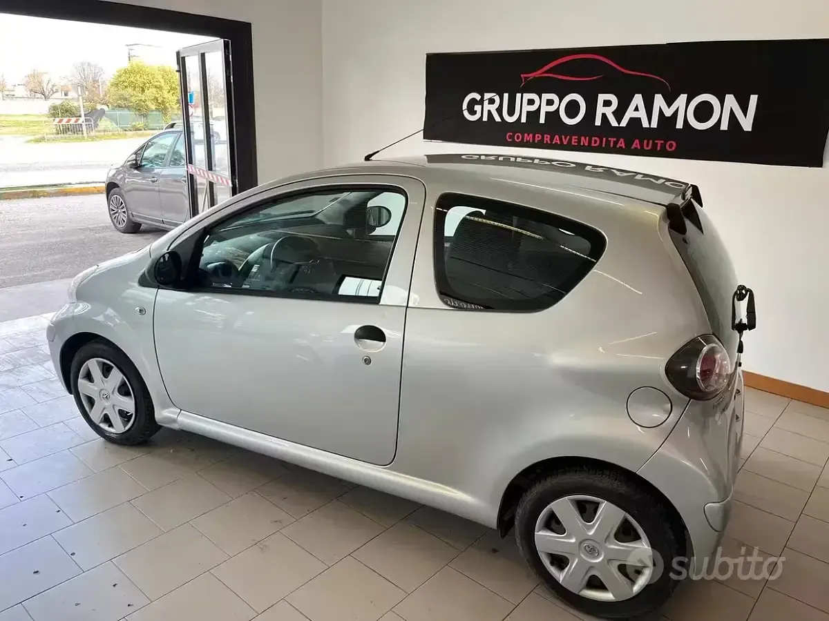 Usata Toyota Aygo Connect Style 68 CV (50 kW) 2010 Grigio Utilitaria