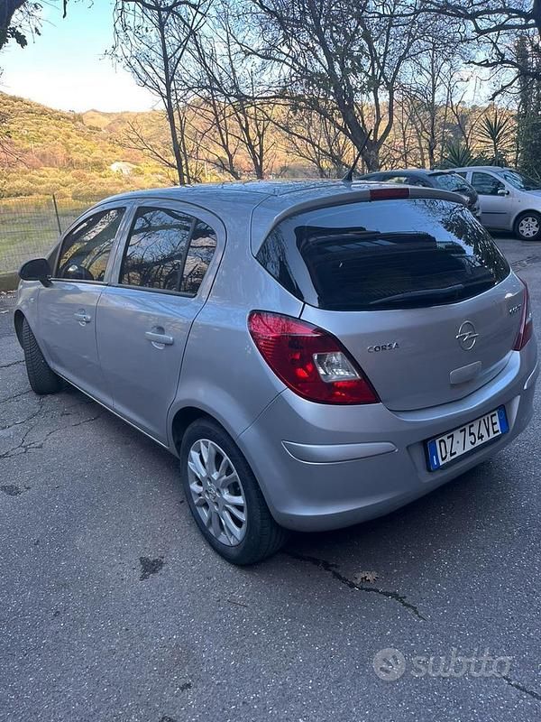Usado Opel Corsa 75 CV (55 kW) 2010 Gris Utilitario