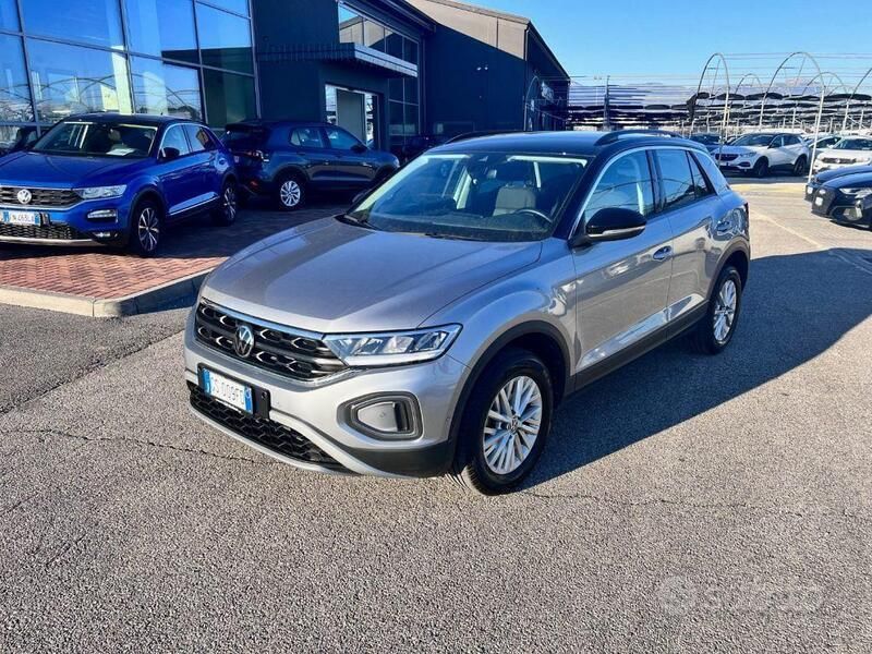 Usata VW T-Roc Life 150 CV (110 kW) 2024 Grigio medio SUV