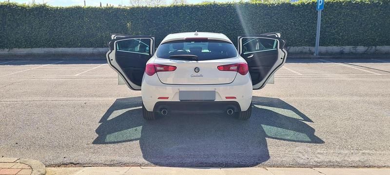 Usata Alfa Romeo Giulietta Quadrifoglio Verde 175 CV (128 kW) 2014 Bianco Utilitaria