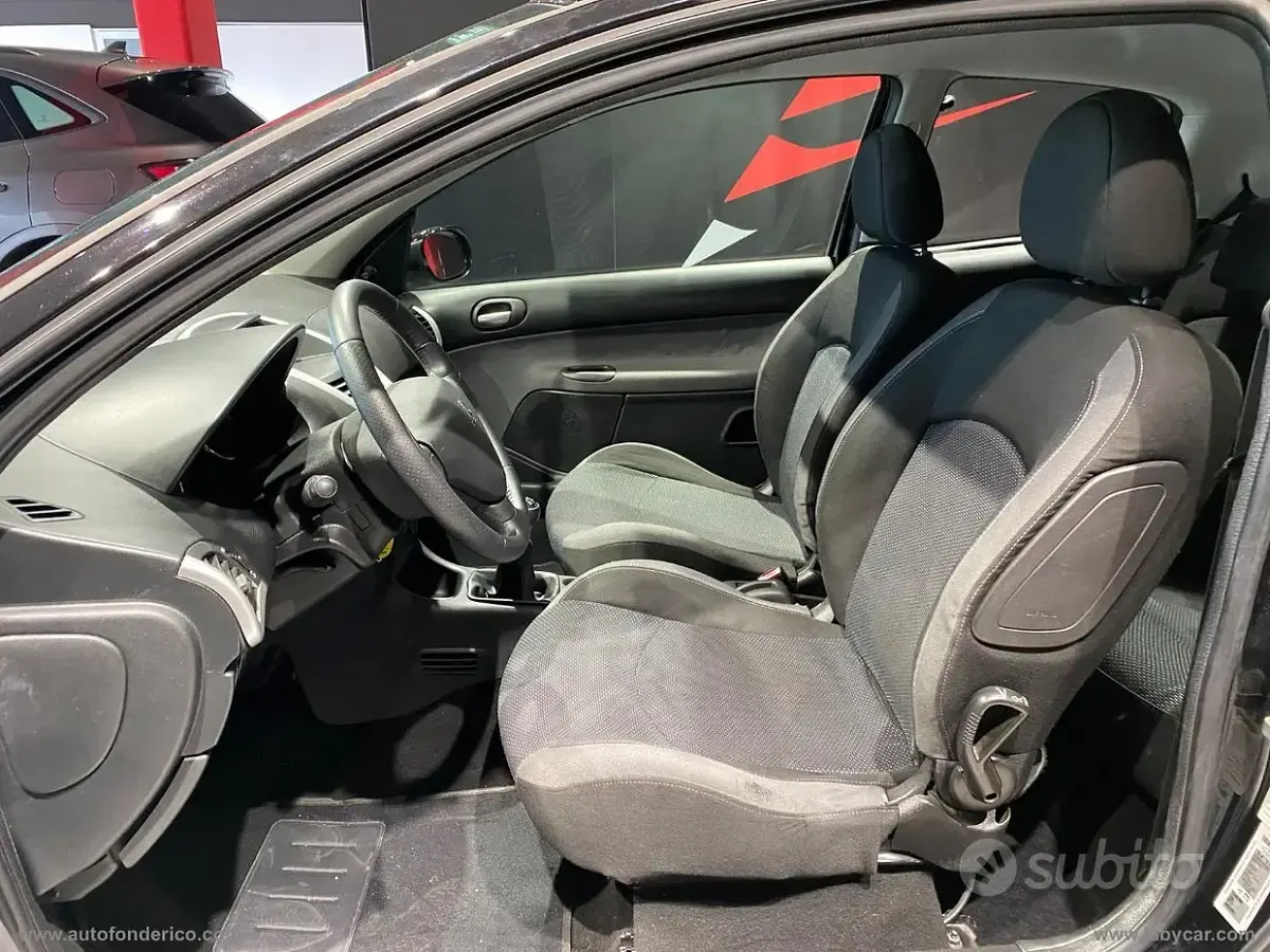 Käytetty Peugeot 206 60 HP (44 kW) 2011 Musta Sedan