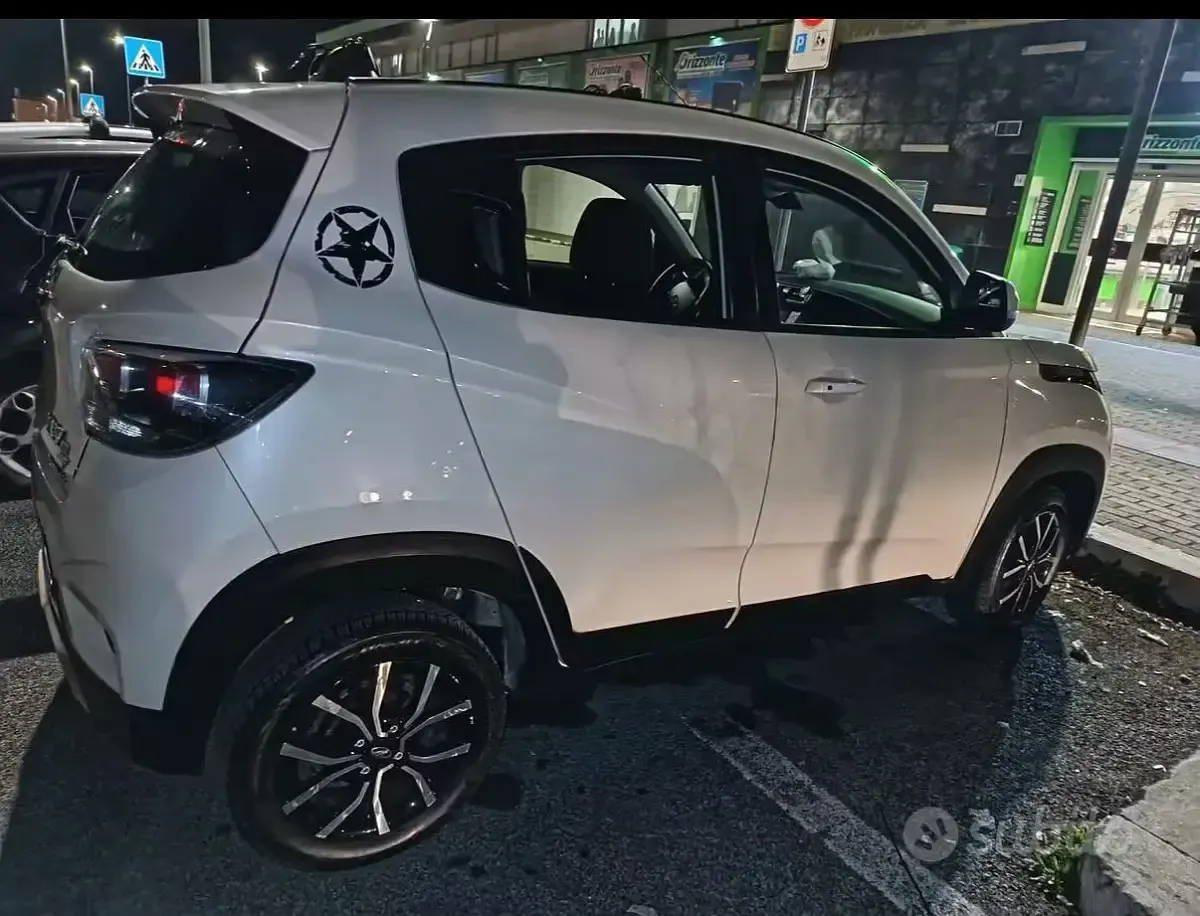 Usata Mahindra KUV100 87 CV (63 kW) 2023 Bianco SUV
