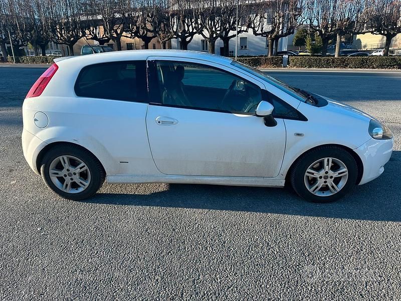 Usata Fiat Grande Punto Dynamic 120 CV (88 kW) 2008 Bianco Utilitaria