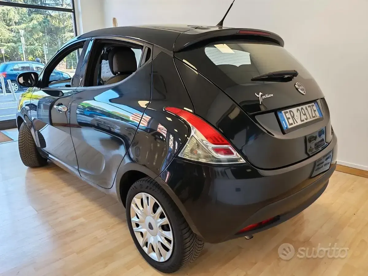 Usata Lancia Ypsilon 69 CV (50 kW) 2013 Nero Utilitaria