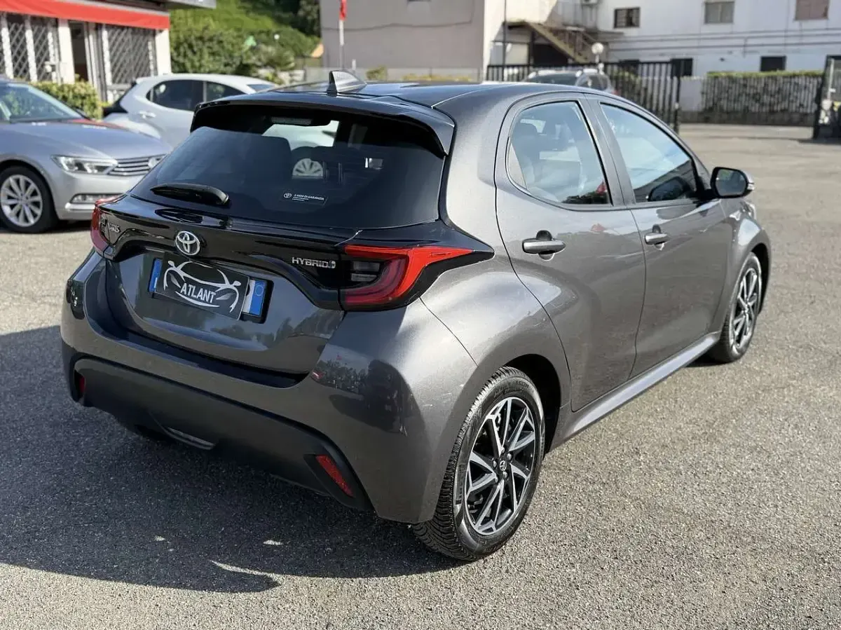 Usata Toyota Yaris Hybrid Lounge 92 CV (67 kW) 2022 Argento Berlina