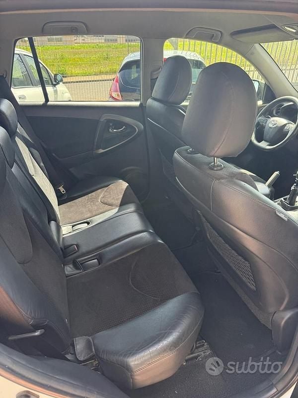 Usata Mitsubishi L200 Intense 136 CV (100 kW) 2010 Nero Pick-up