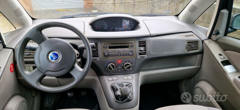Grigio Usata 2005 Fiat Idea Monovolume | 1000 € (Buon prezzo) - Immagine 1/4